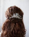 Pettinino floreale con fiori satinati, l’accessorio perfetto per spose chic e moderne.