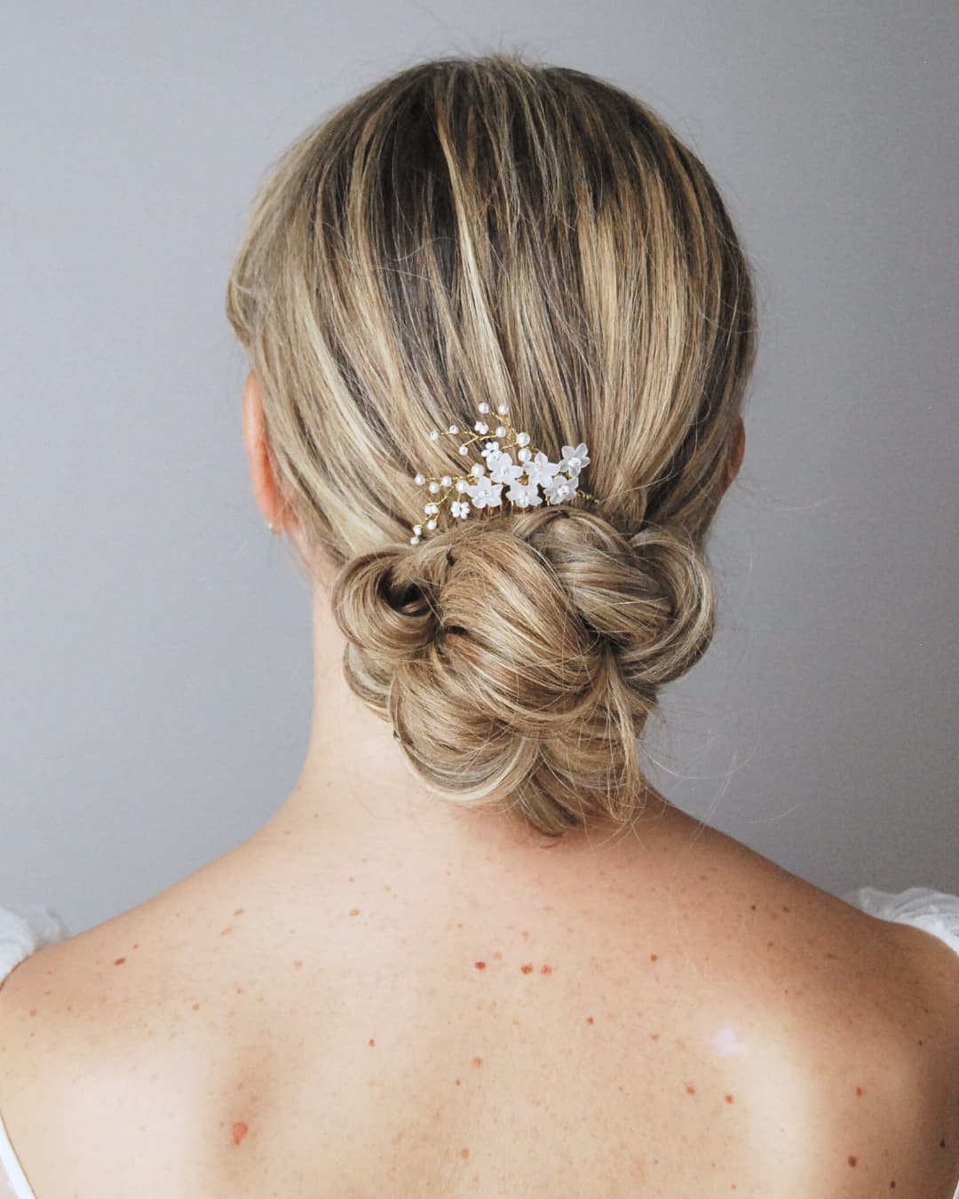 Pettinino Frangipane Mini indossato per un look sposa poetico, naturale e di lusso.