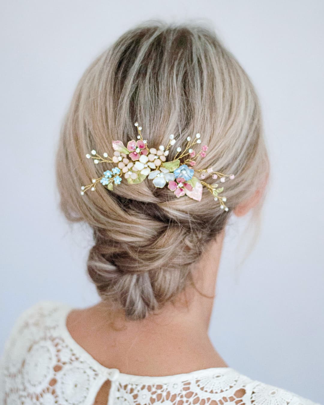 Pettinino floreale Millefiori per sposa country-chic, realizzato a mano con design bucolico.