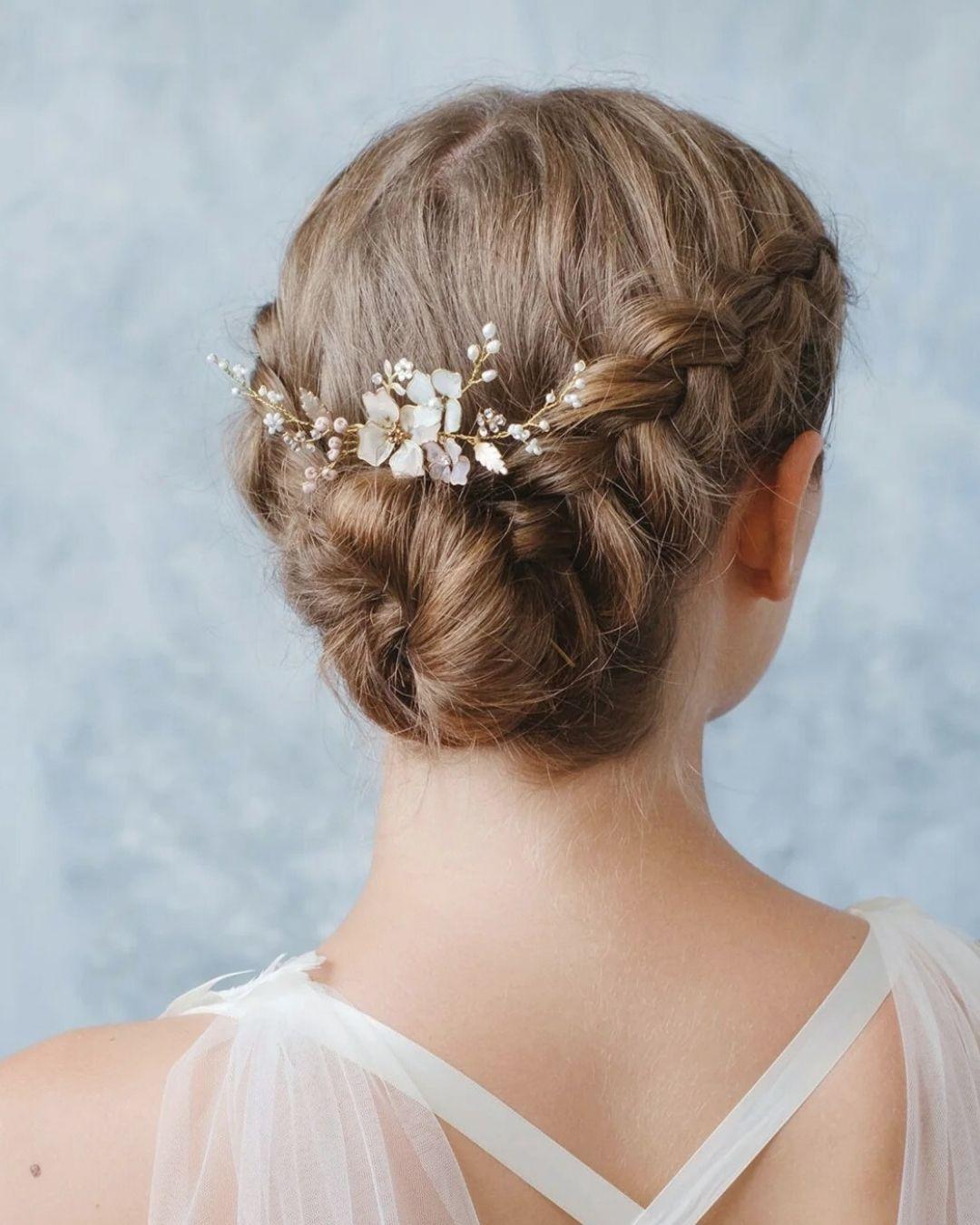 Malva Lilla: pettine modellabile ideale per valorizzare un look sposa romantico e delicato.