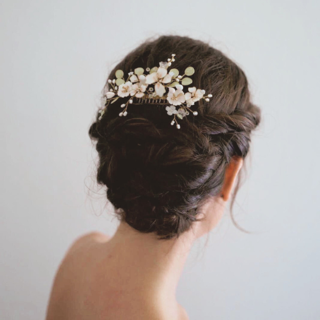 Sposa con pettine da sposa personalizzato Elibre rosa su chignon basso morbido, accessorio artigianale