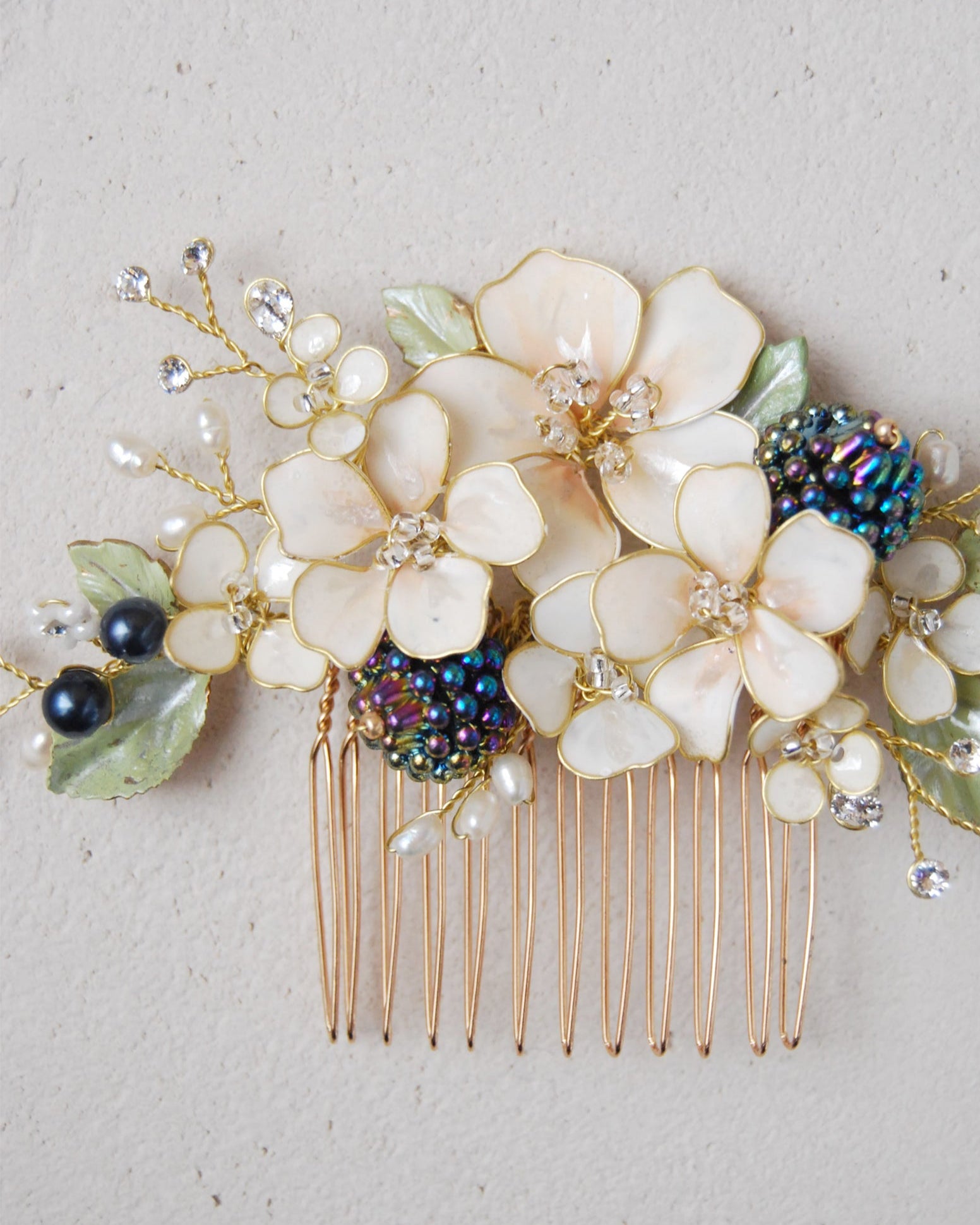 Pettinino per sposa boho chic con dettagli di more, ideale per un look naturale.