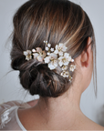 Pettinino con fiori rosa cipria, ideale per acconciature raccolte dal tocco romantico.