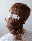 Pettinino da sposa con fiori bianchi e rosa cipria, ideale per un look naturale e chic.
