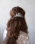 Pettinino per capelli da sposa con fiori satinati, un accessorio raffinato e delicato.