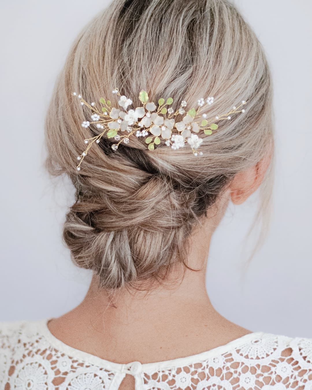 Pettinino sposa Incanto con fiori in pizzo artigianali, cristalli e foglie verdi fatte a mano.