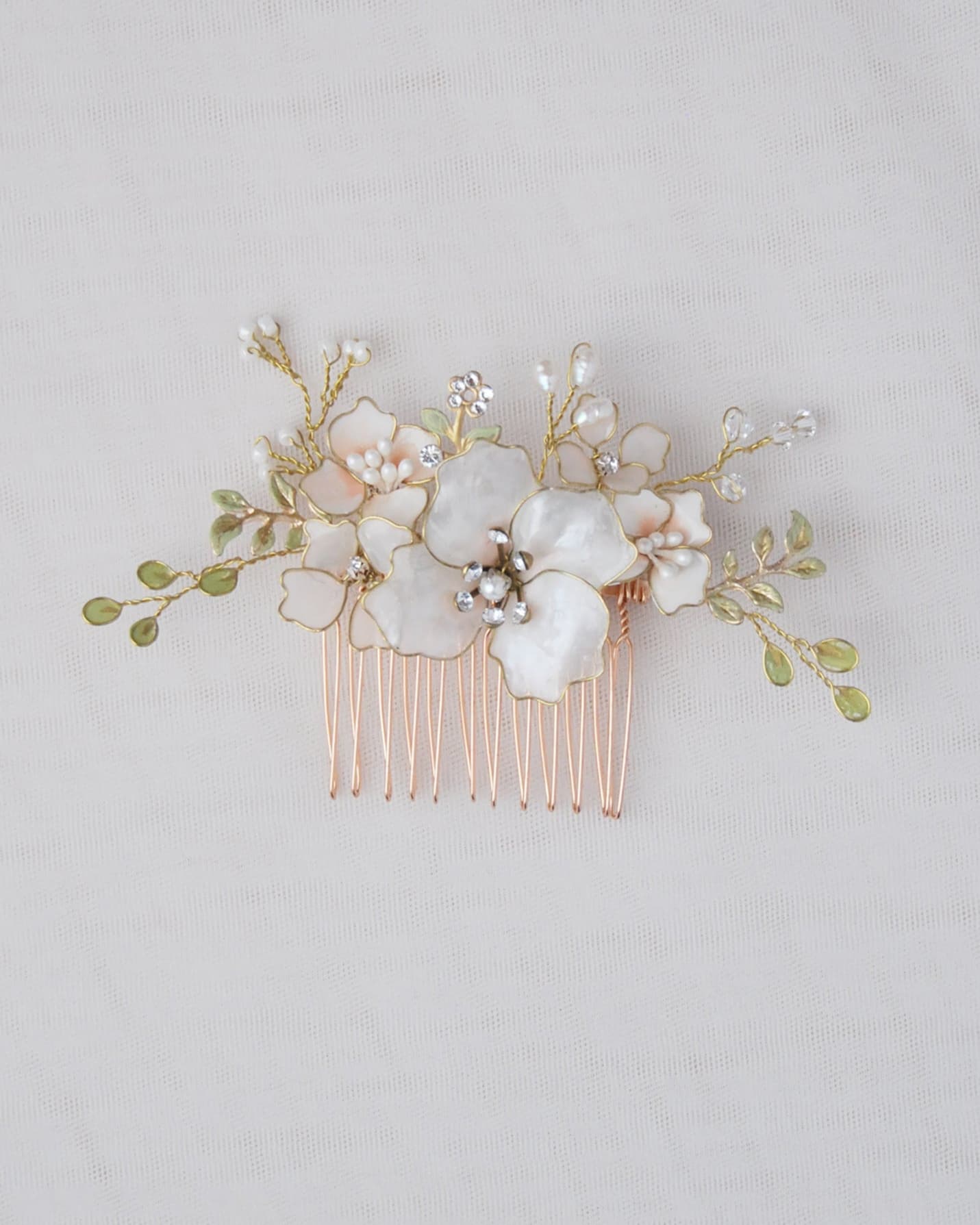 Pettinino per capelli sposa Jardin con fiori rosa cipria fatti a mano e raffinati rametti in oro.