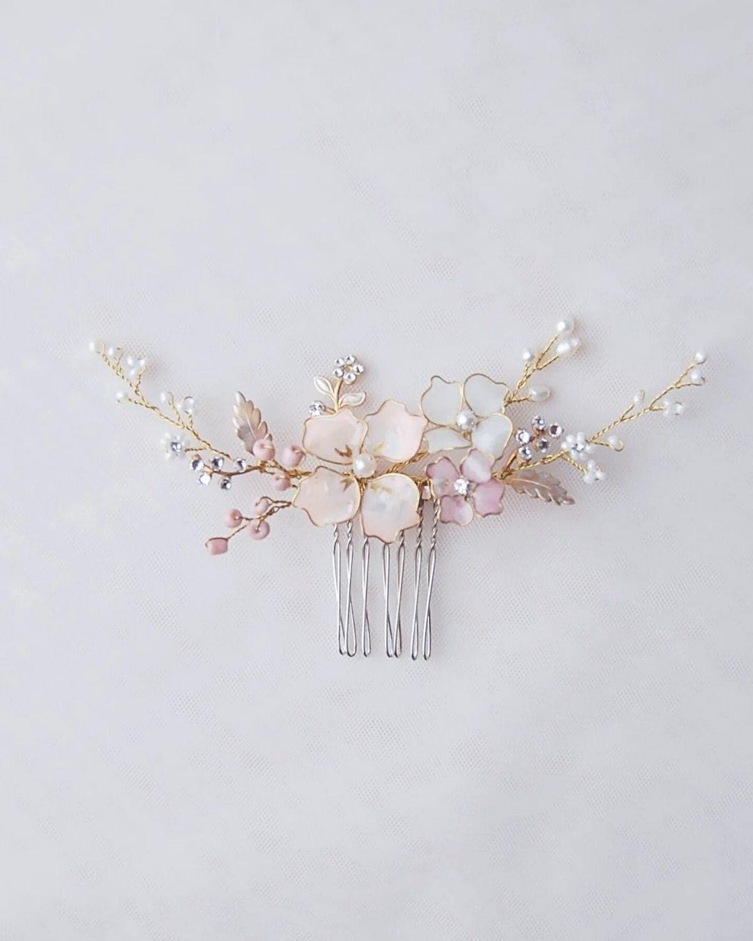 Pettinino sposa Malva Lilla con fiori modellati a mano in toni pastello e perle.