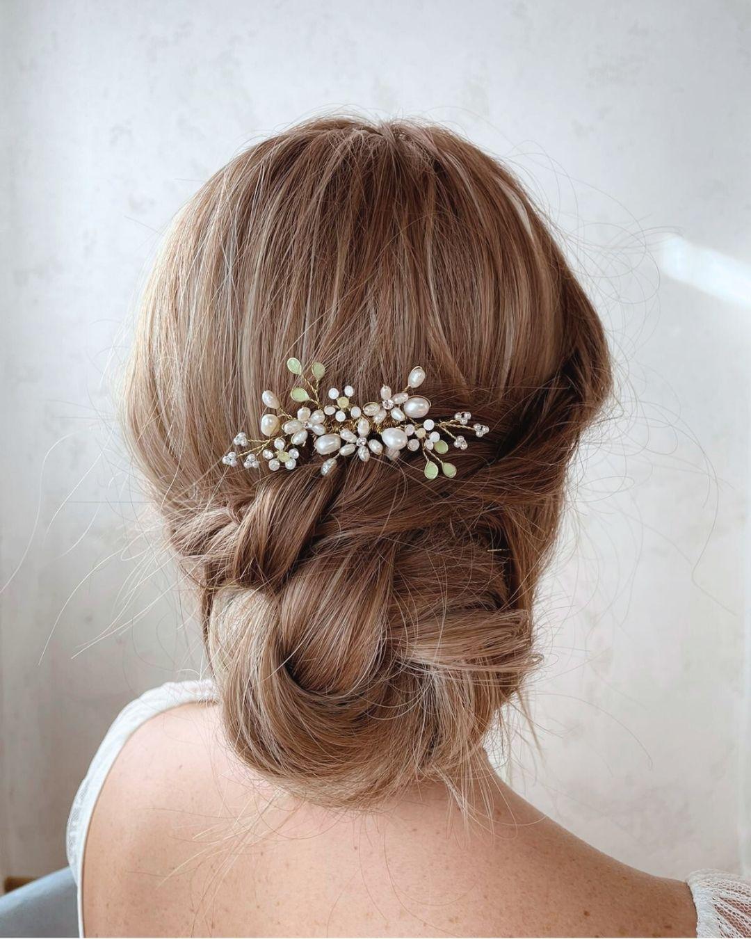 Pettinino gioiello Marguerite Lux con perle naturali bianche, cristalli Swarovski e foglioline verdi su base oro.