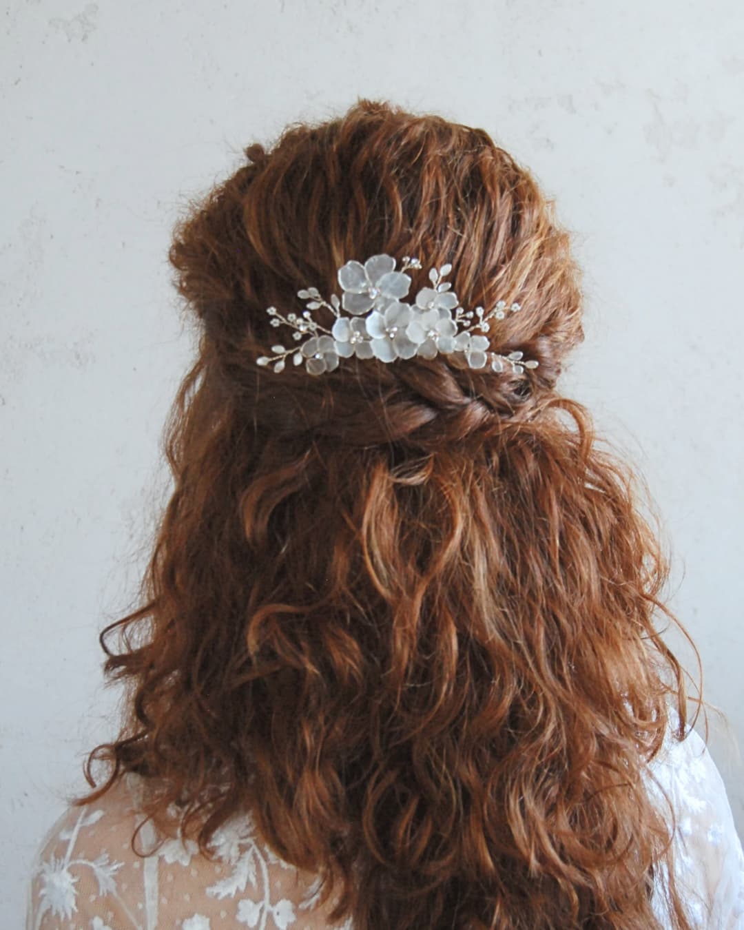 pettinino gioiello per capelli con fiori bianchi satinati e cristalli