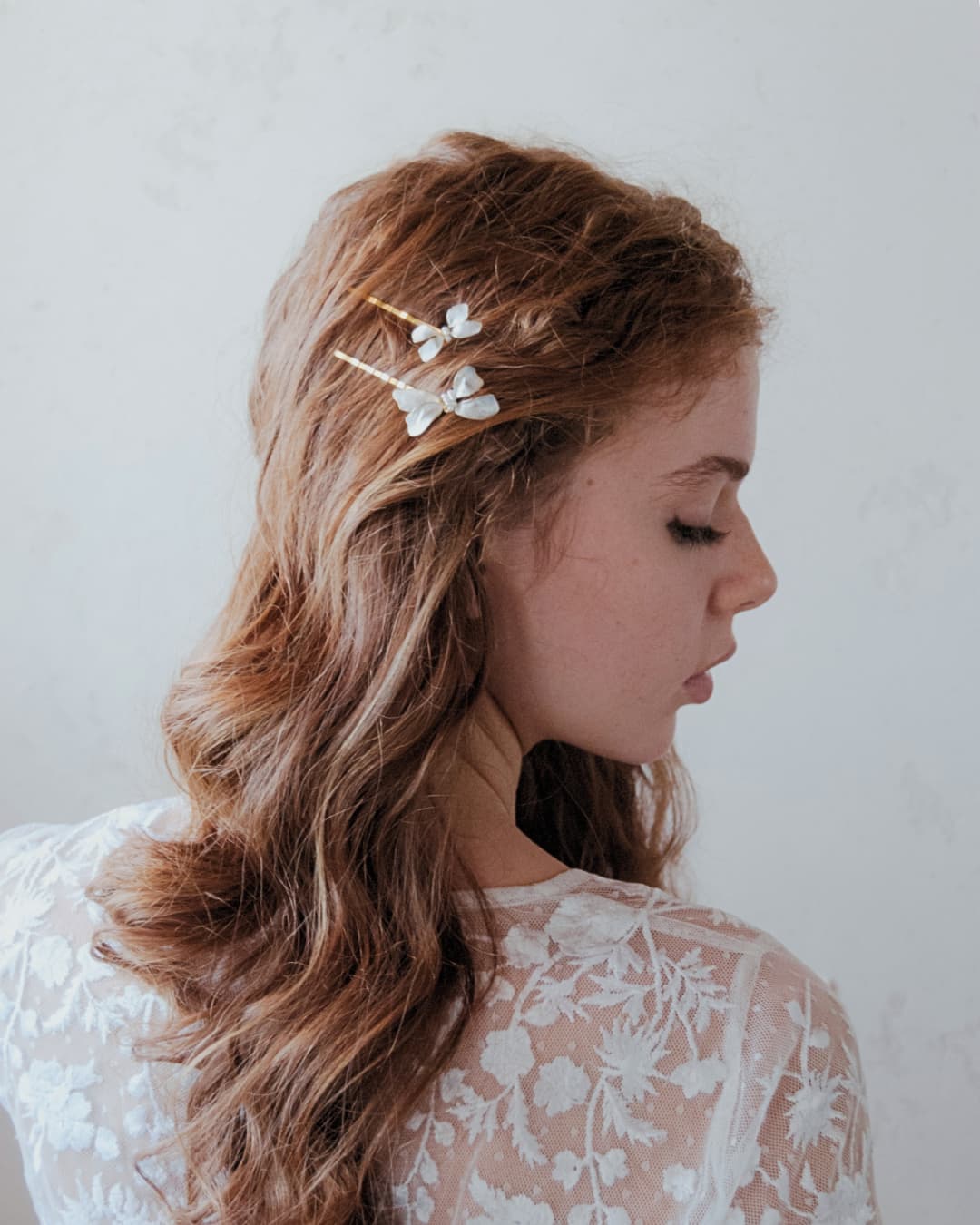 Idea regalo di lusso per damigelle e testimoni: barrette gioiello in madreperla artigianale.