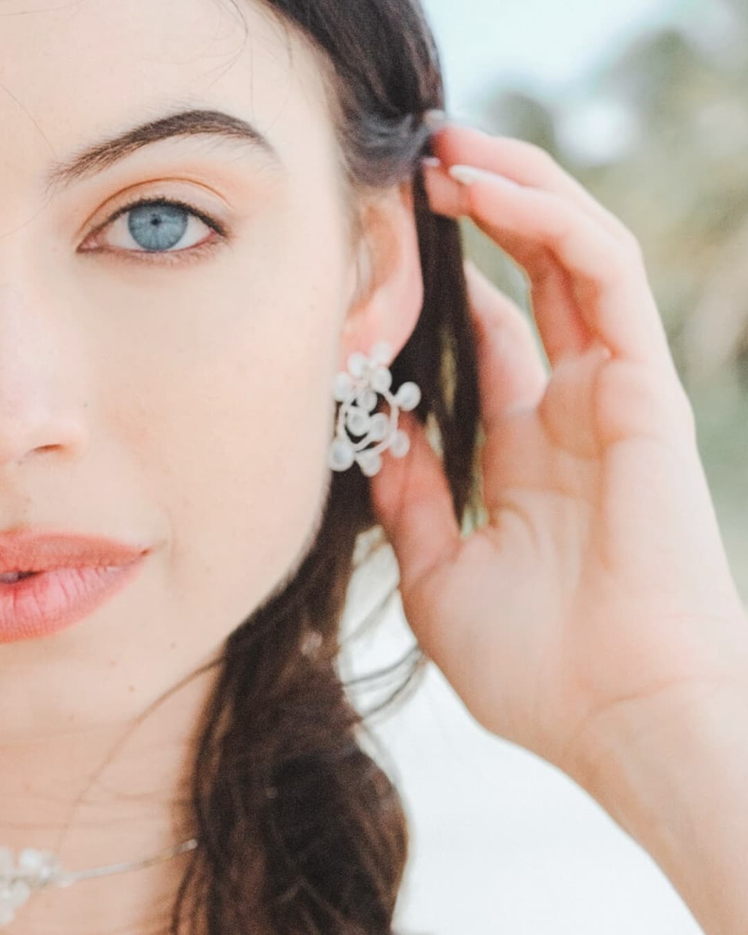 Orecchini a cerchio Elibre con petali madreperlati, idea regalo raffinata per il bridal party.