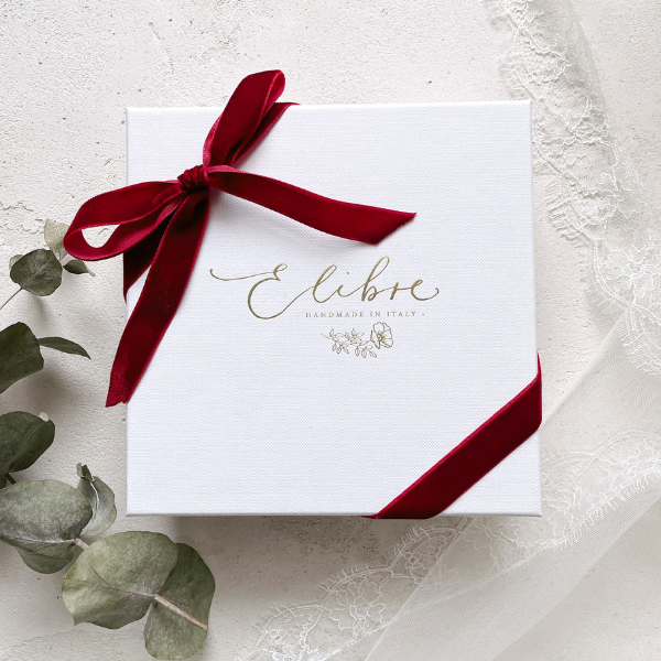 Scatola istituzionale Elibre con accessori da sposa pronta per regalo, elegante e raffinata.