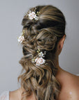 Set di forcine con rose artigianali, ideali per acconciature raffinate da sposa.