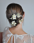Set da 4 forcine con fiori bianchi artigianali, per un'acconciatura delicata.
