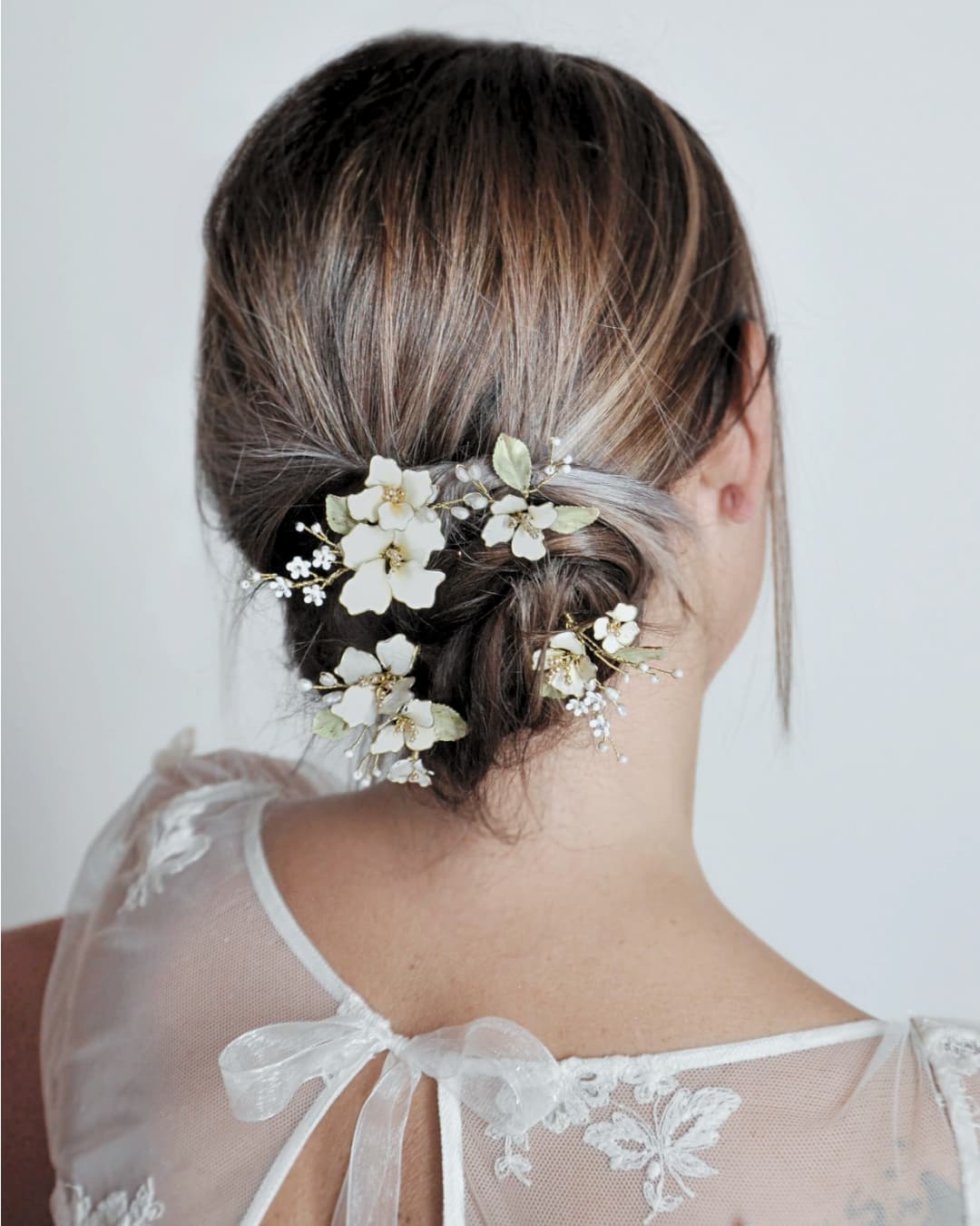 Set da 4 forcine con fiori bianchi artigianali, per un'acconciatura delicata.