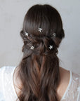Set romantico con fiori e cristalli, perfetto per uno stile sposa sofisticato.