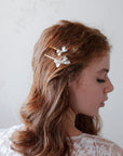 Set di mollettine con fiocco madreperlato, ideali per una sposa moderna che cerca eleganza e raffinatezza.