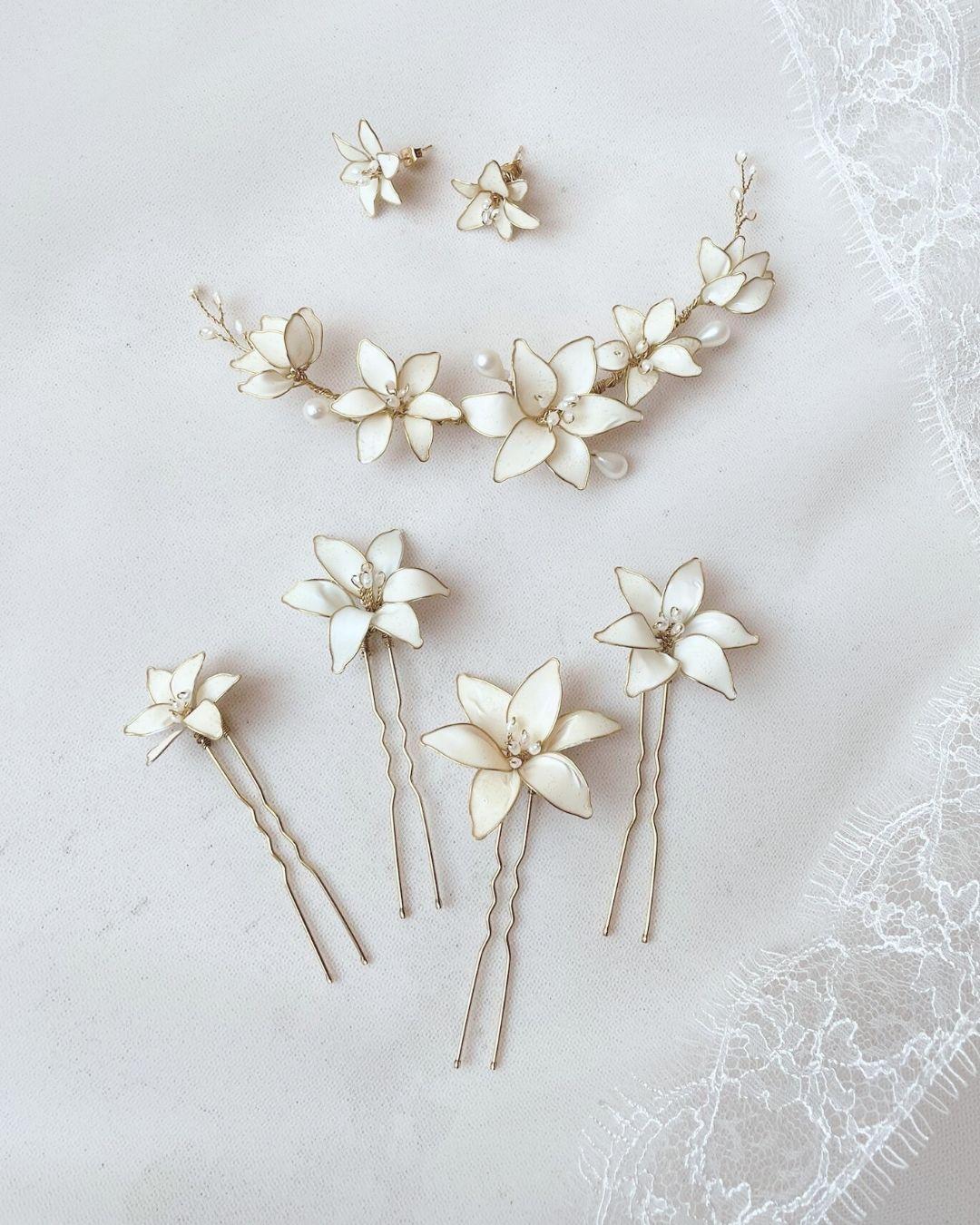 set minimalista e moderno con giglio bianco, lilium, composto da orecchini e fermaglio o forcine a scelta.