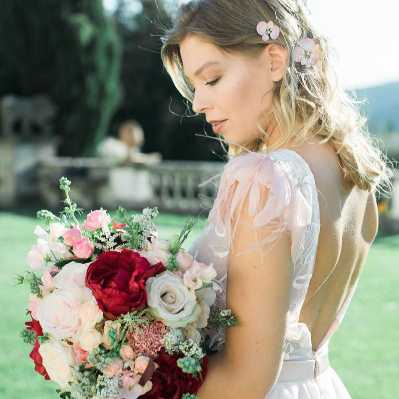 Sposa indossa forcine personalizzate Elibre in acconciatura semi-raccolta, dettagli eleganti e luminosi.