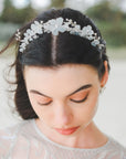 Tiara elegante con fiori bianchi satinati e cristalli Swarovski, per un matrimonio raffinato e acconciature sofisticate, senza bisogno di parrucchiere.