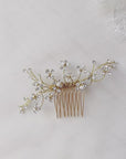 Pettinino per raccolti sposa con fiori brillanti, in perfetto equilibrio tra luce e stile.