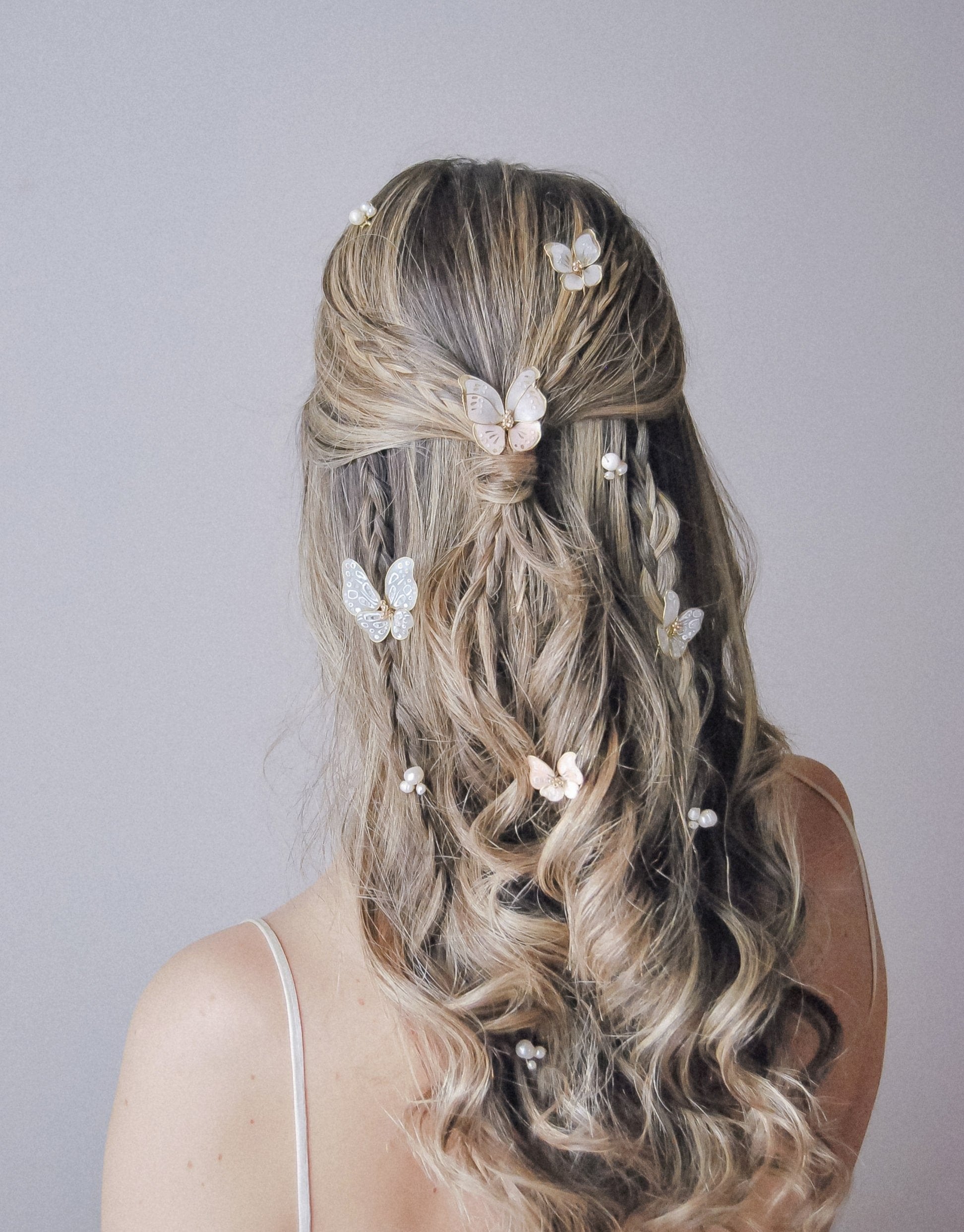 Eleganti forcine farfalla da sposa per acconciature raffinate.