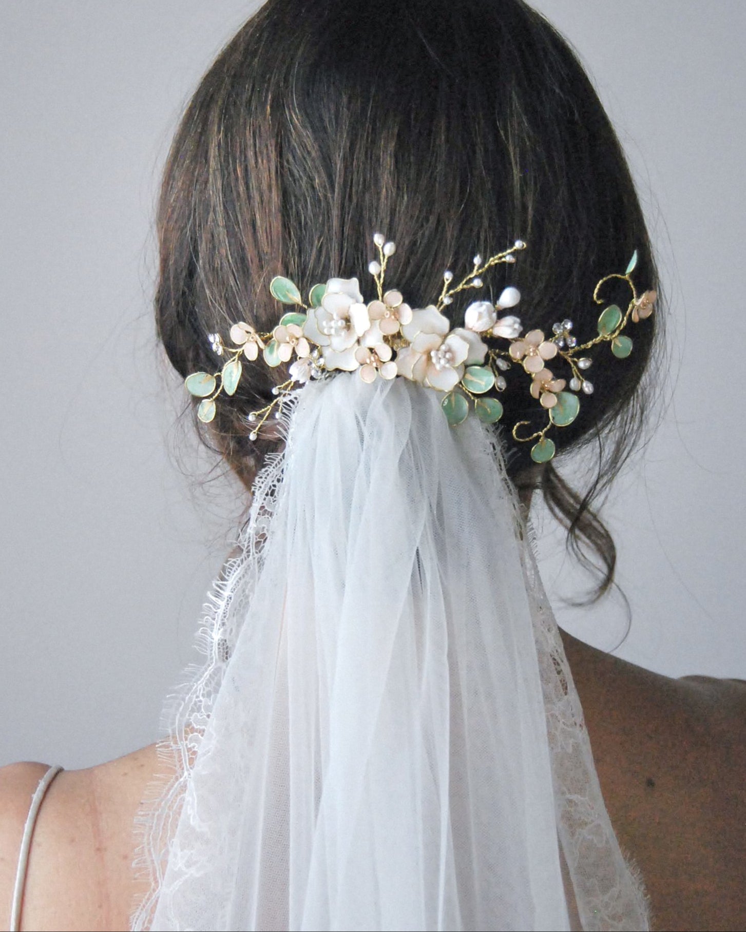 Accessorio capelli floreale con peonie ed eucalipto, per acconciature raffinate e bucoliche.