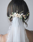 Accessorio capelli floreale con peonie ed eucalipto, per acconciature raffinate e bucoliche.