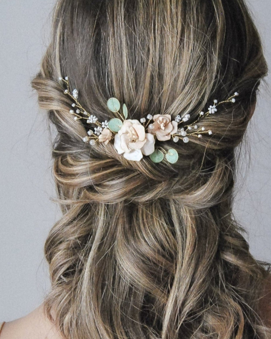 Accessorio floreale per matrimoni all’aperto, ispirato alla natura e al verde eucalipto.