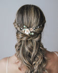 Accessorio floreale per matrimoni all’aperto, ispirato alla natura e al verde eucalipto.