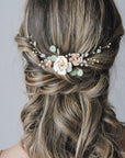 Accessorio floreale per matrimoni all’aperto, ispirato alla natura e al verde eucalipto.