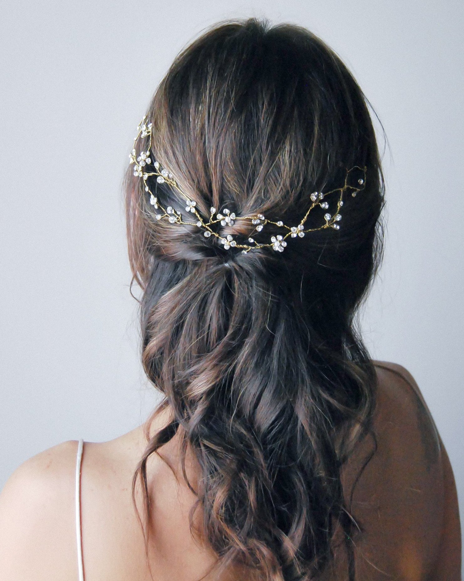 Accessorio sposa elegante con cristalli intrecciati, per un tocco prezioso e romantico.