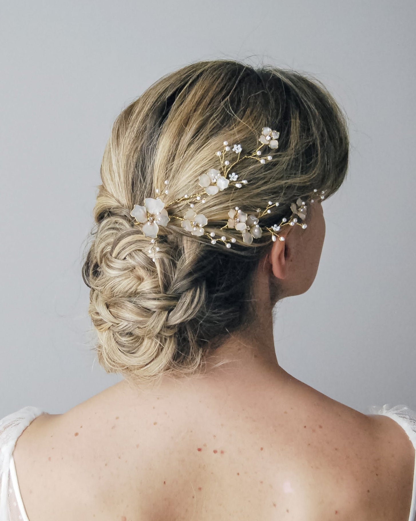 Accessorio ispirato ai fiori di ciliegio rosa, per look nuziali naturali e sofisticati.