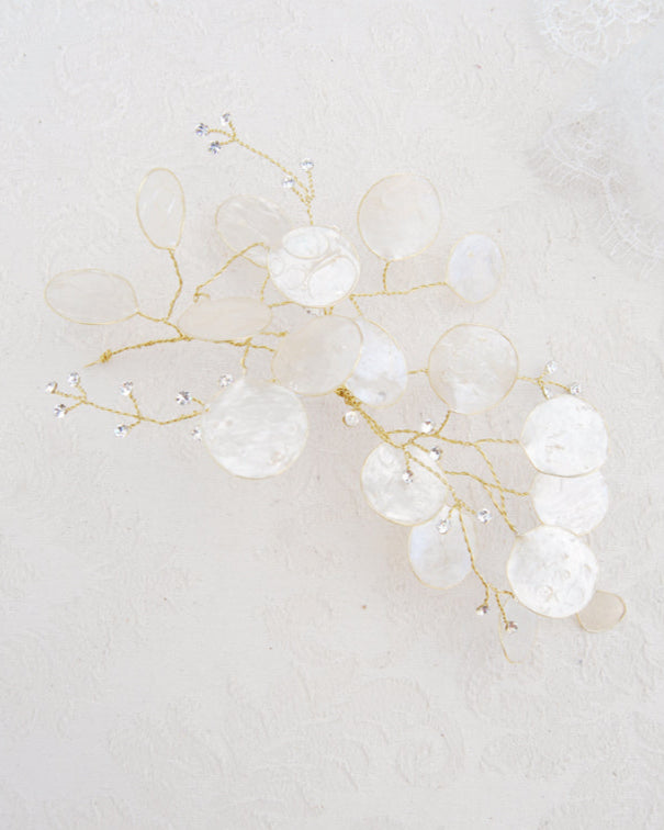 Accessorio elegante e originale con dischi lunari che illuminano con delicatezza.