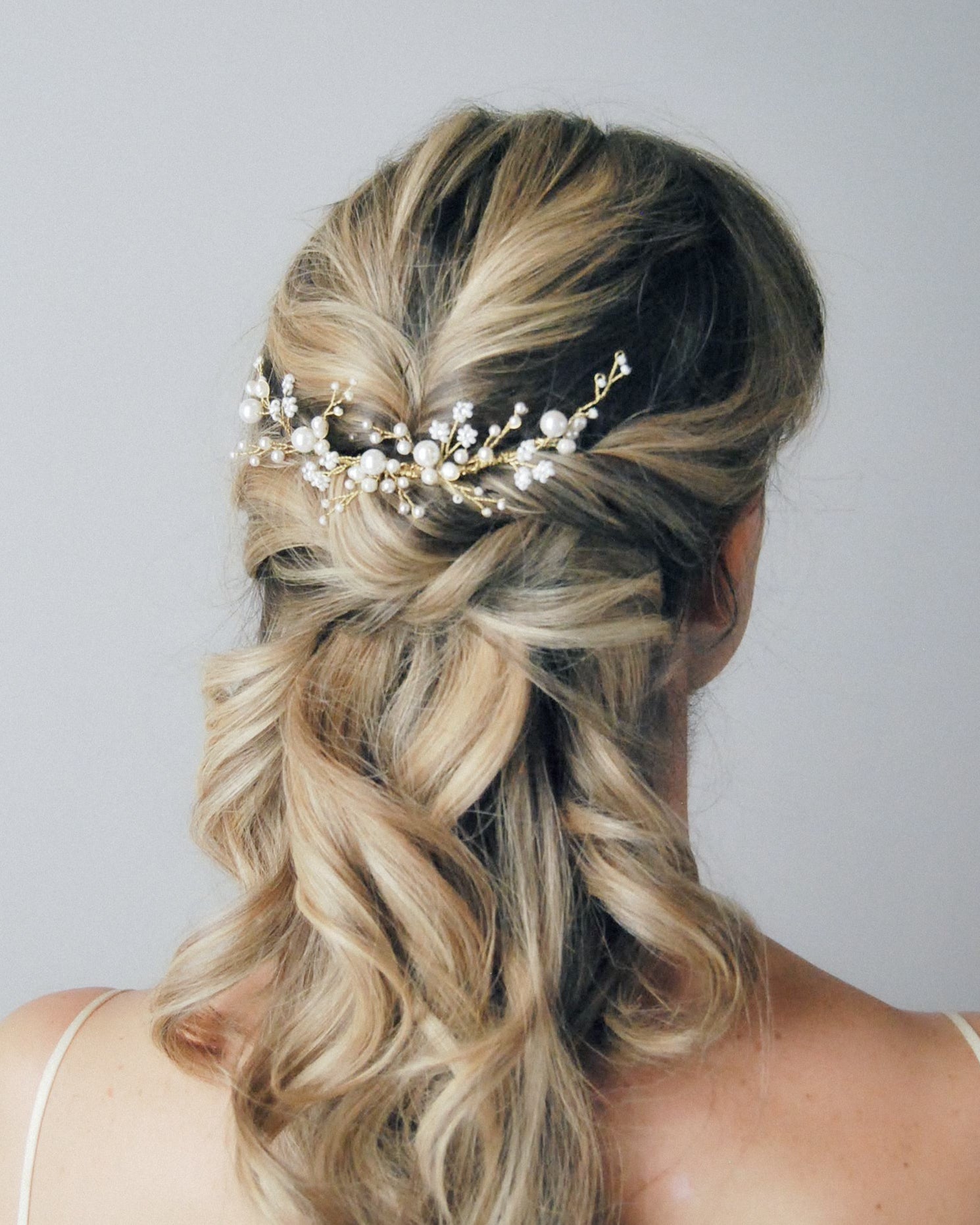 Fermaglio sposa con perle naturali, simbolo di grazia e femminilità senza tempo.