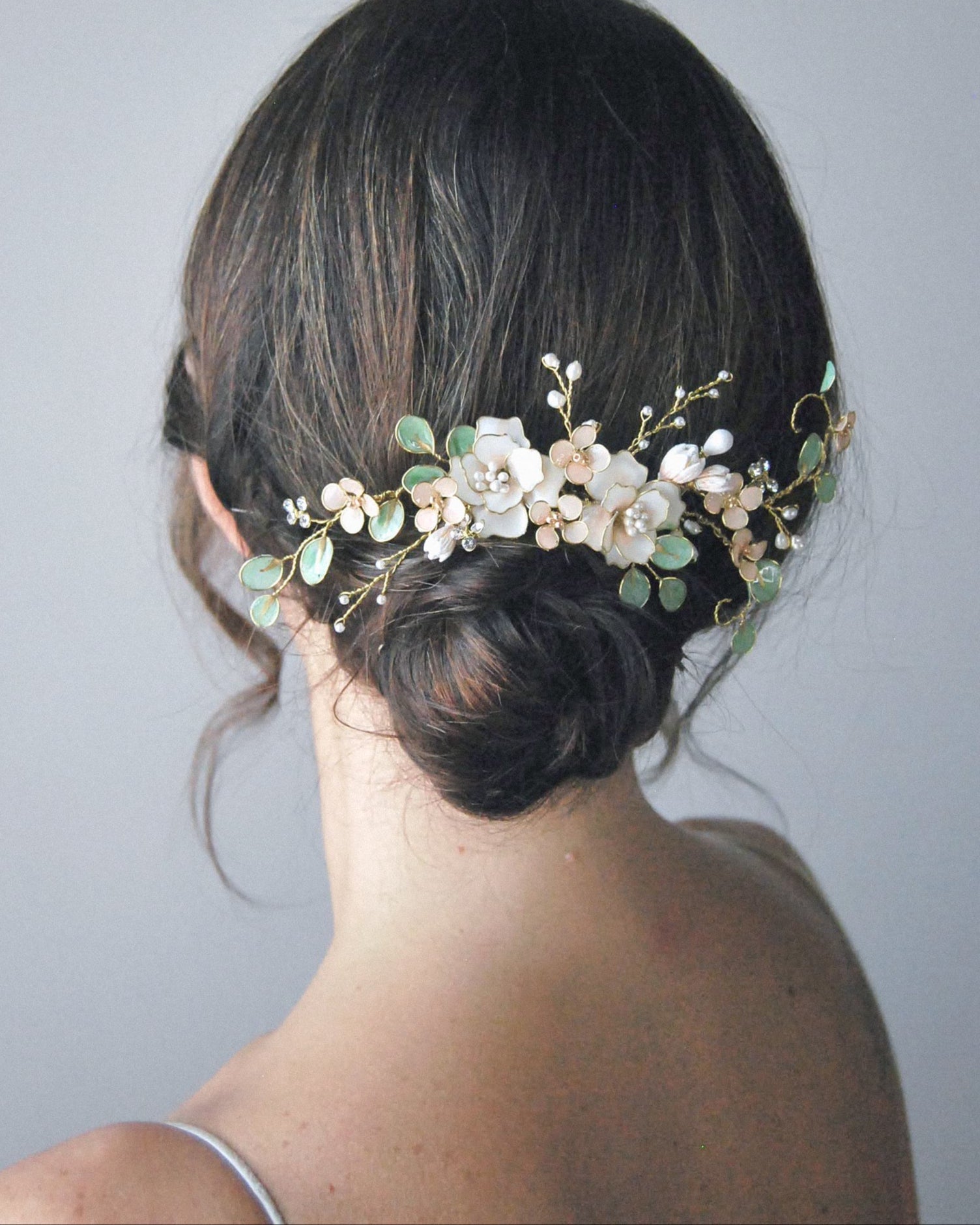 Accessorio rustico con fiori bianchi ed eucalipto, per un’eleganza fresca e naturale.