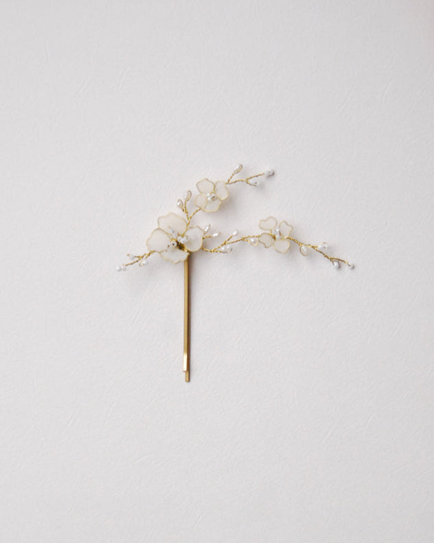 Forcina Petite Fleur Elibre con petali bianchi satinati e perle per look sposa essenziale.