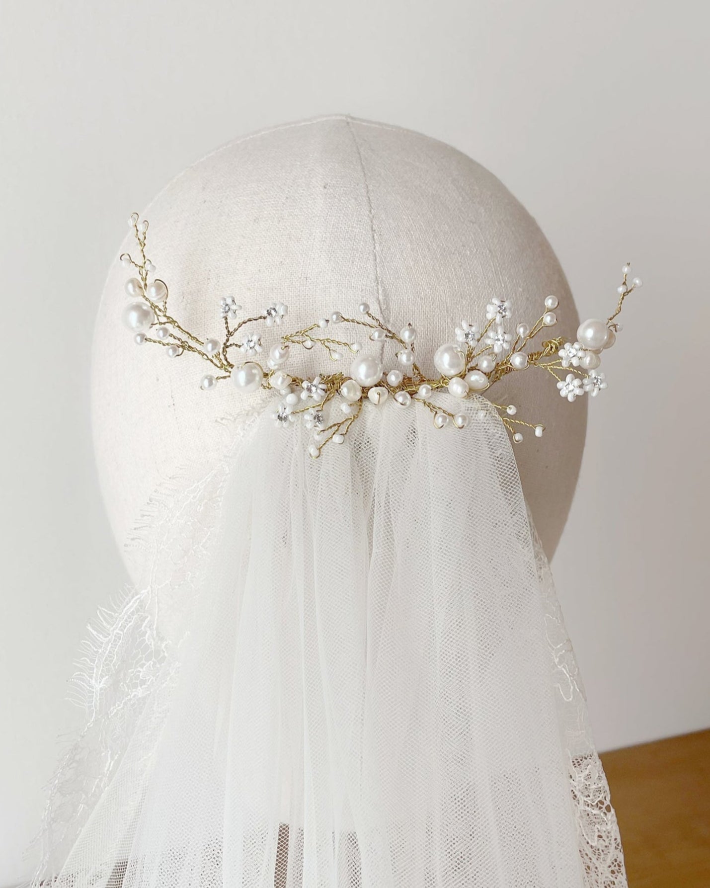 Accessorio artigianale da sposa con perle autentiche, perfetto per un’eleganza sobria.