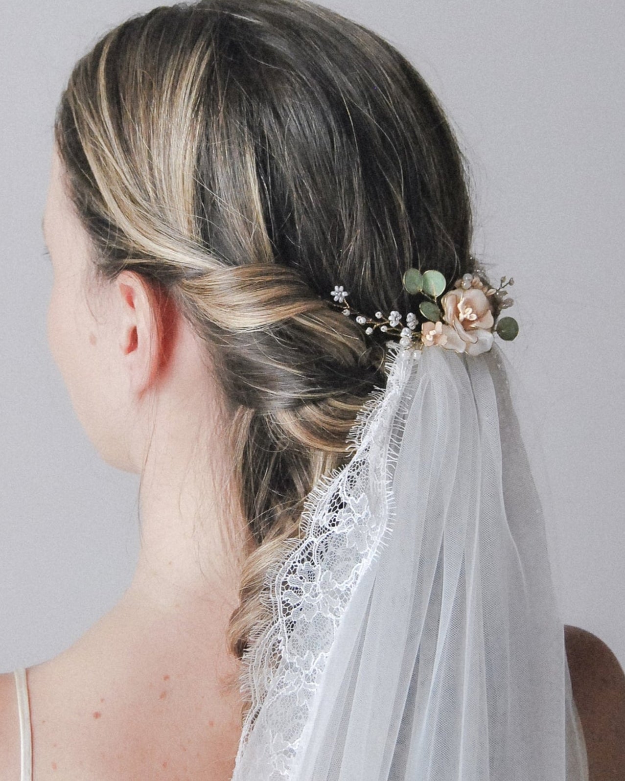 Fermaglio artigianale con peonie ed eucalipto, per un’eleganza floreale autentica.