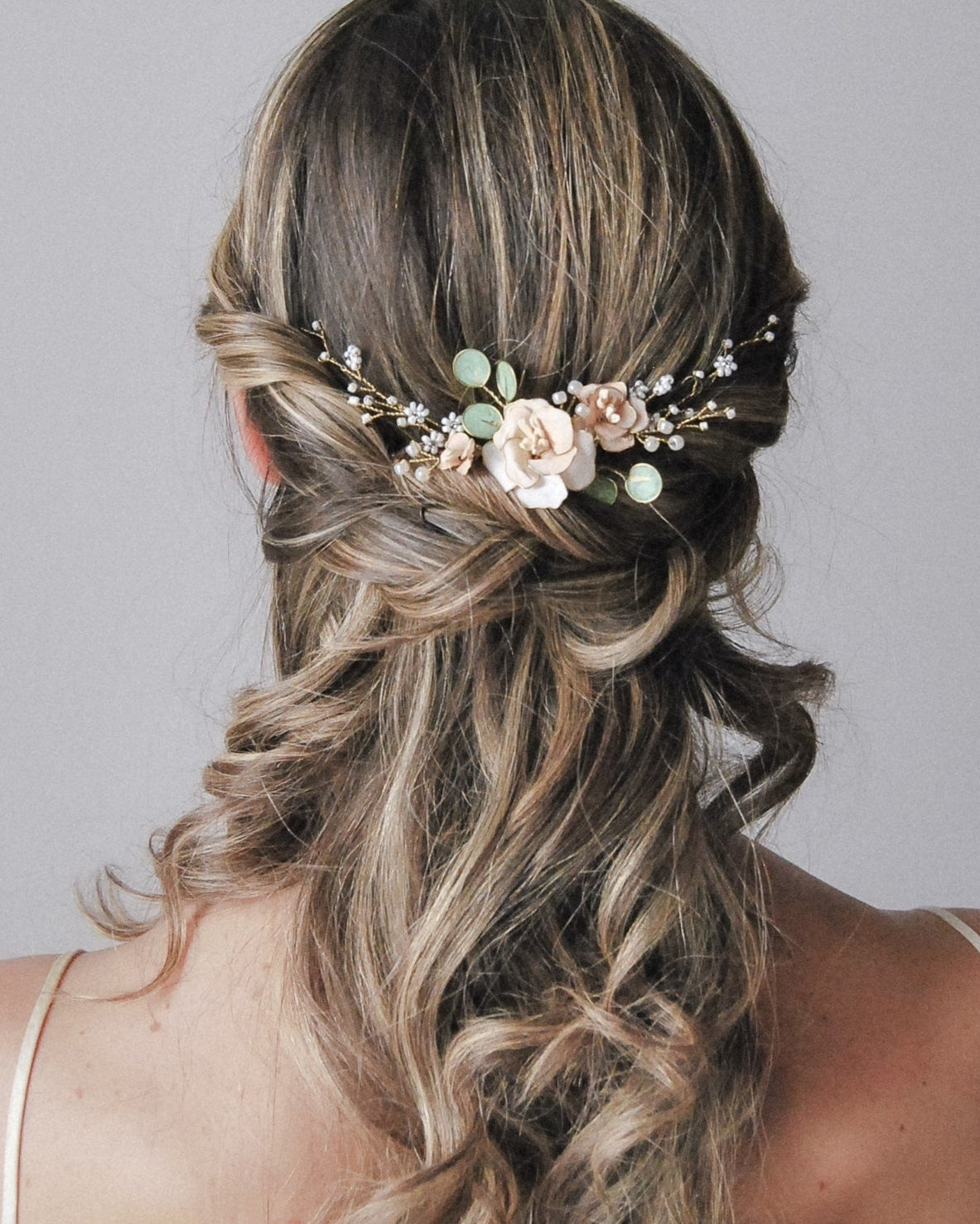 Fermaglio con peonie rosa e verde eucalipto, per spose romantiche e raffinate.