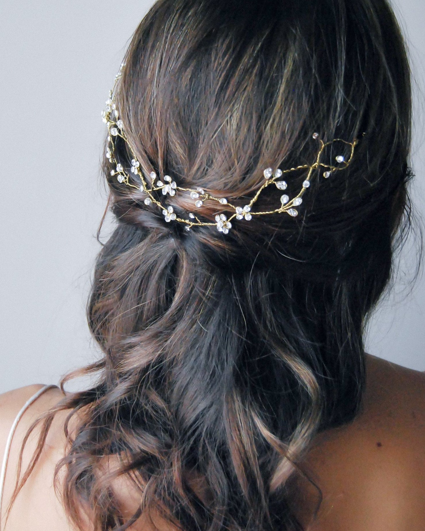 Fermaglio capelli con cristalli intrecciati e Swarovski, ideale per acconciature eleganti.