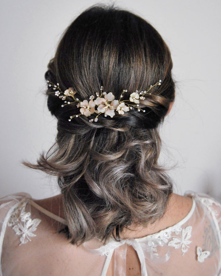 Fermaglio Fiori di Ciliegio su acconciatura semi-raccolta da sposa.