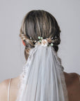 Accessorio country chic con fiori delicati e foglie naturali, per acconciature semplici e armoniose.