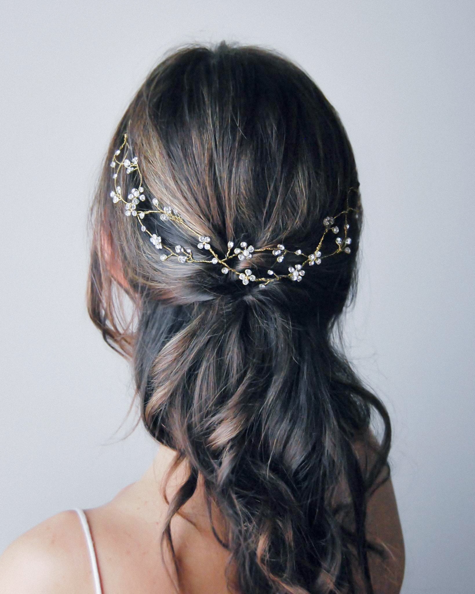 Fermaglio intrecciato di cristalli per sposa, brillante e raffinato, ideale per look eleganti.