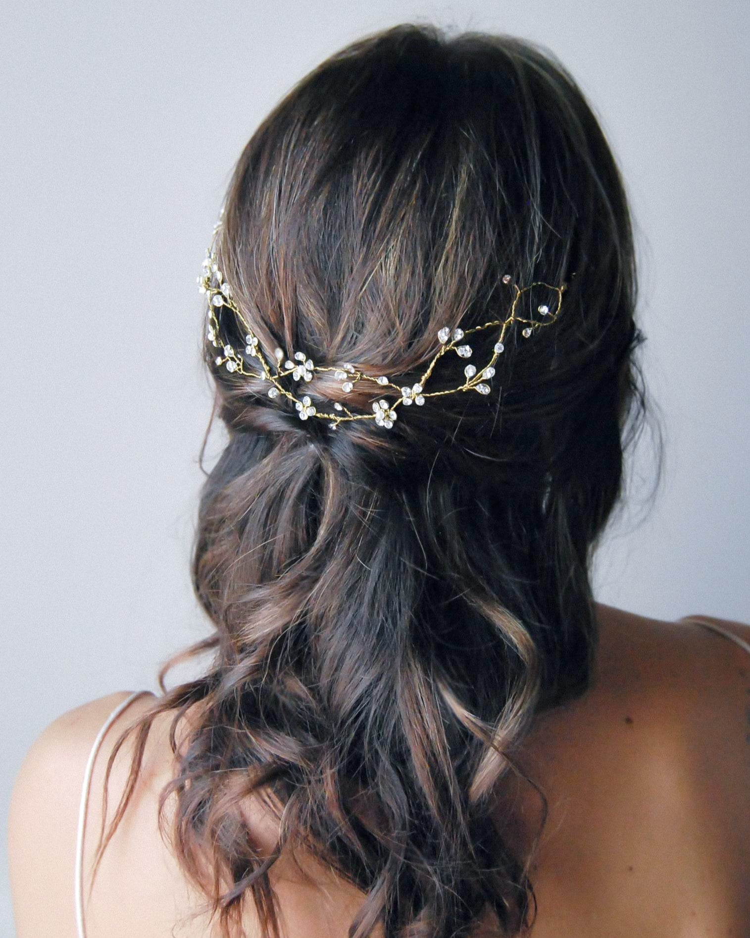 Fermaglio artigianale con cristalli, strass e Swarovski per un tocco prezioso e stabile.