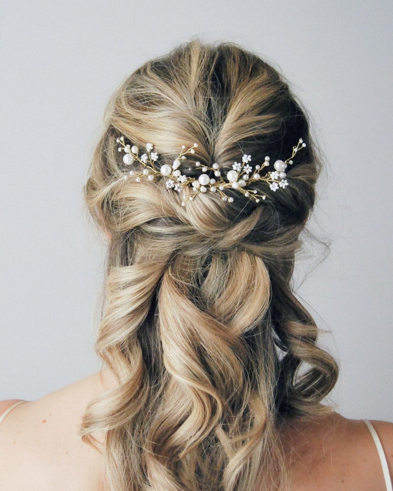 Accessorio luminoso con perle giapponesi di varie misure, perfetto per acconciature raffinate.