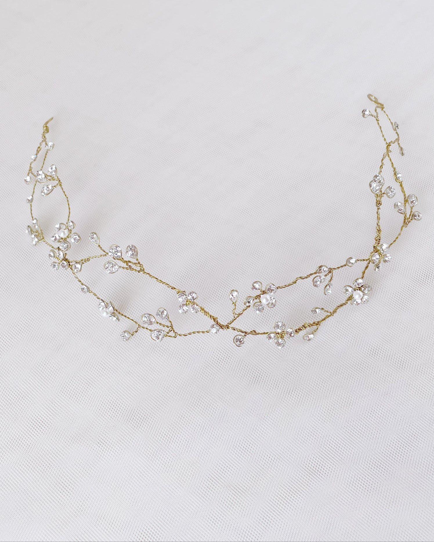 Accessorio luminoso con cristalli intrecciati, perfetto per acconciature raccolte da sposa.