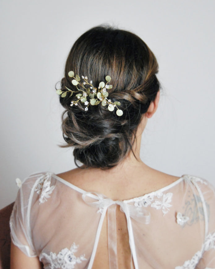 Fermaglio verde ispirato all’eucalipto, elegante e naturale, ideale per bouquet coordinati.