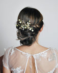 Fermaglio verde ispirato all’eucalipto, elegante e naturale, ideale per bouquet coordinati.